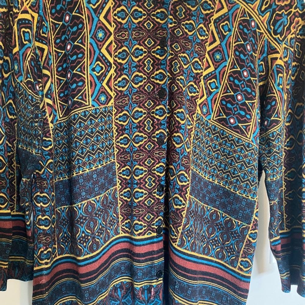 Richly coloured, lightweight fine-knit sweater, three-quarter sleeves. Large.